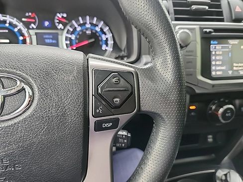 Used 2018 Toyota 4Runner SR5 AWD/4WD image 9