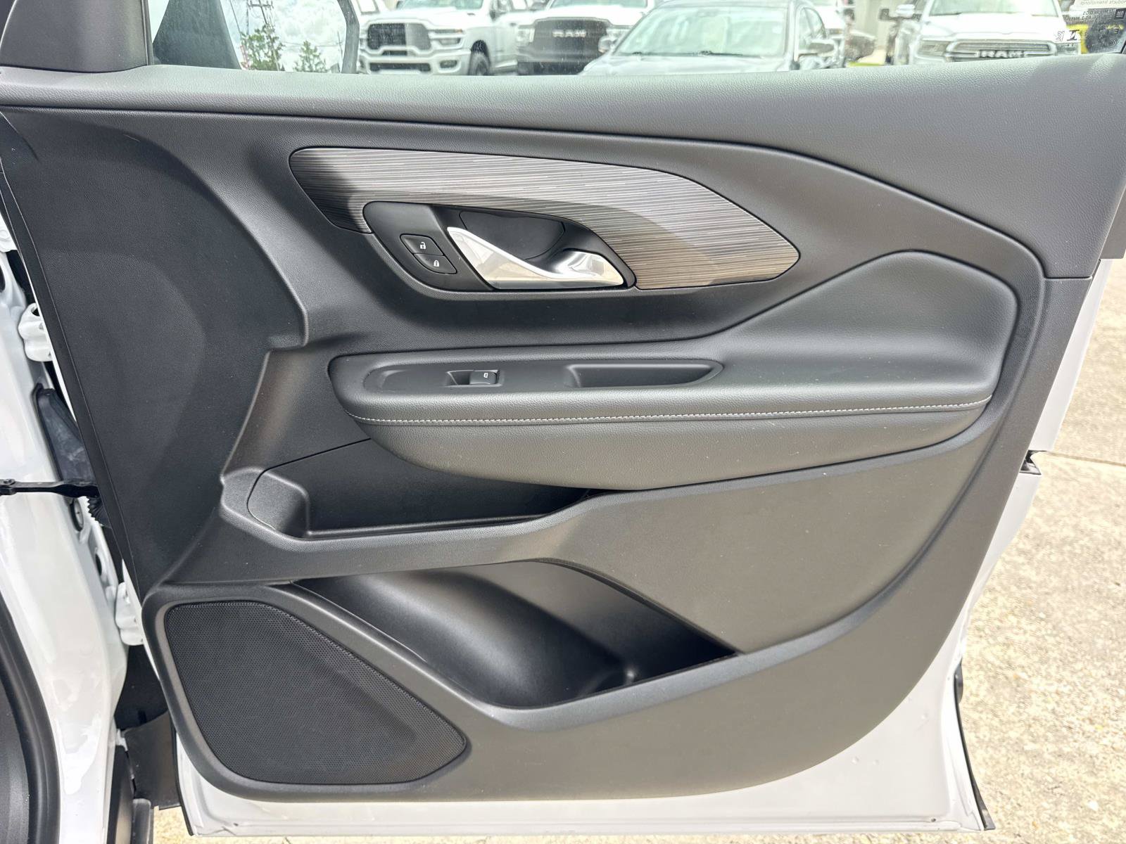 Used 2024 GMC Terrain SLE w/ Driver Convenience Package FWD image 13