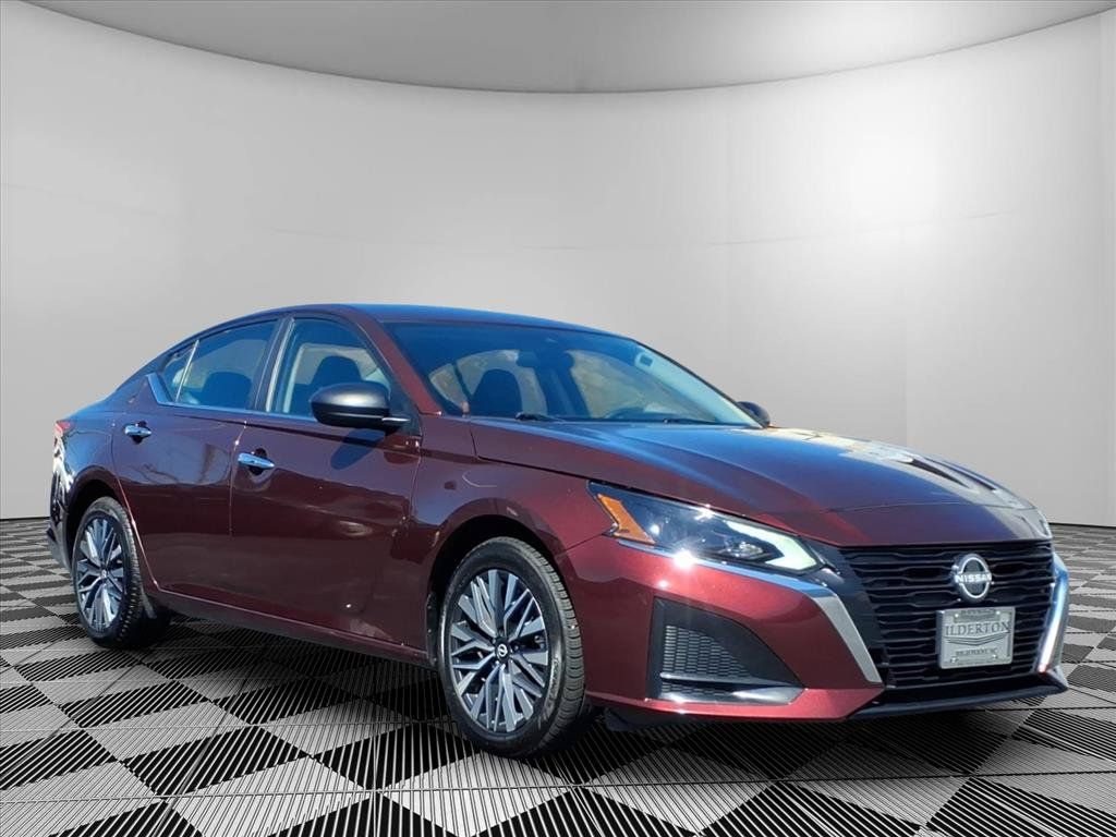 Used 2025 Nissan Altima 2.5 SV AWD/4WD image 1