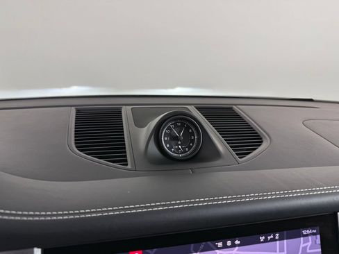 Certified 2025 Porsche Macan w/ Premium Package Plus AWD/4WD image 23