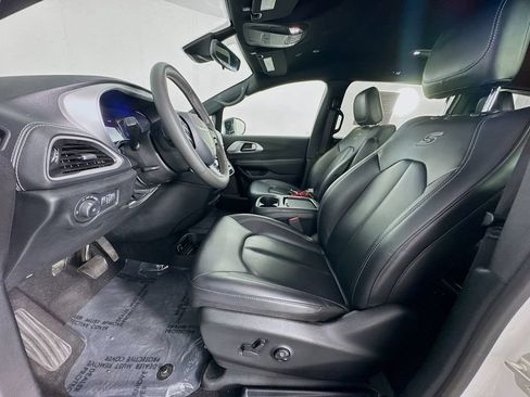 Used 2024 Chrysler Pacifica Limited FWD image 12