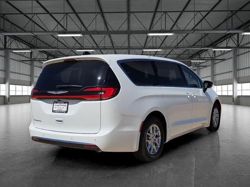 New 2026 Chrysler Pacifica Select image 4