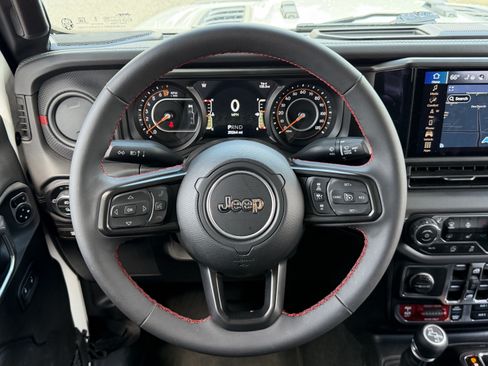 Used 2024 Jeep Gladiator Rubicon w/ Technology Group AWD/4WD image 17