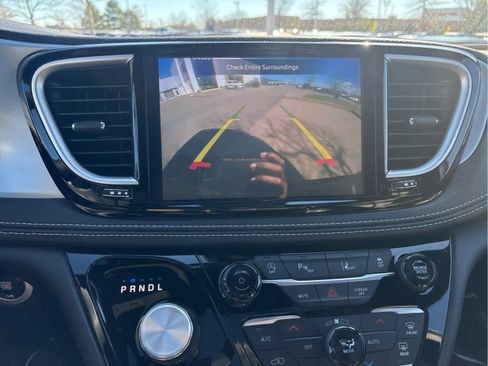 Used 2025 Chrysler Pacifica Limited FWD image 19