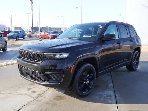 Used 2024 Jeep Grand Cherokee Altitude image 4