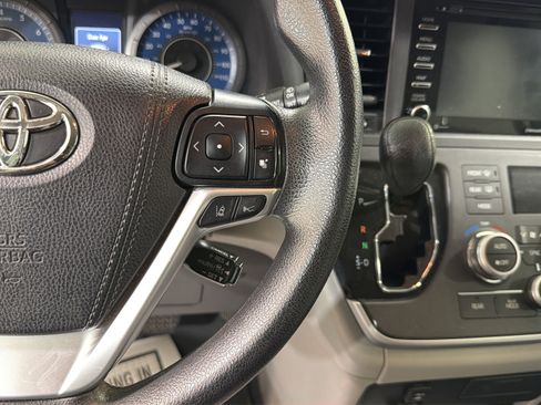 Used 2020 Toyota Sienna LE FWD image 14
