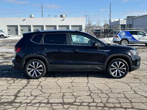 Used 2022 Volkswagen Taos SE w/ Panoramic Sunroof Package image 2