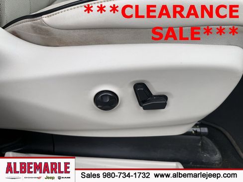 Used 2018 Chrysler Pacifica Limited image 32