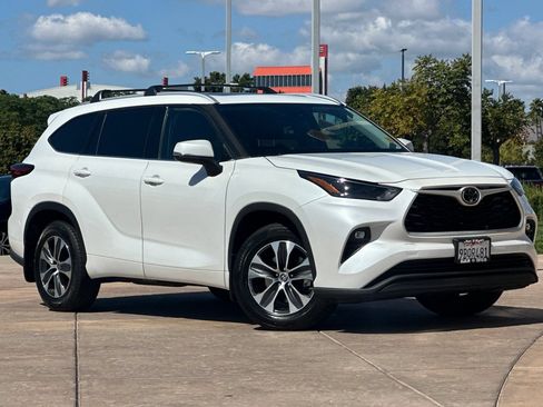 Used 2022 Toyota Highlander XLE FWD image 2