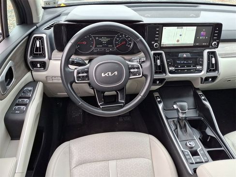 Used 2022 Kia Sorento EX image 11