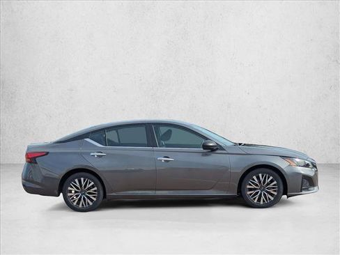 Used 2025 Nissan Altima 2.5 SV FWD image 4