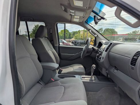 Used 2013 Nissan Frontier SV w/ SV Value Truck Pkg RWD image 17