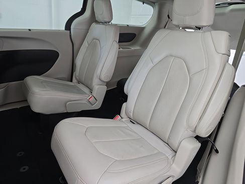 Used 2018 Chrysler Pacifica Touring-L image 15