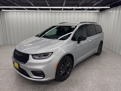 New 2026 Chrysler Pacifica Select image 3