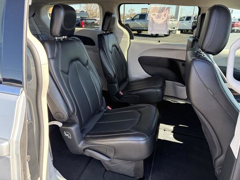 Used 2024 Chrysler Pacifica Touring-L image 12
