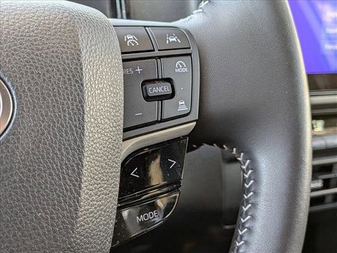 Used 2025 Toyota Camry SE w/ Convenience Package image 12