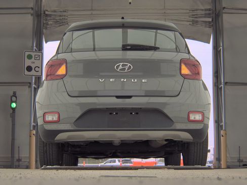 Used 2022 Hyundai Venue Limited w/ Cargo Package FWD image 10