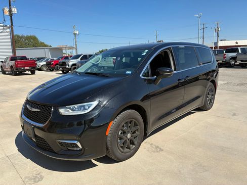 Used 2024 Chrysler Pacifica Touring-L FWD image 1