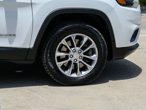 Used 2019 Jeep Cherokee Latitude Plus w/ Comfort/Convenience Group AWD/4WD image 17