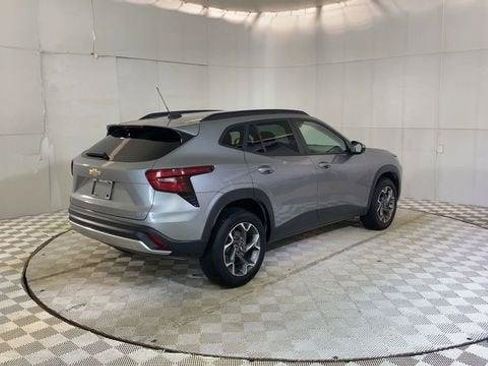 Used 2025 Chevrolet Trax LT FWD image 9