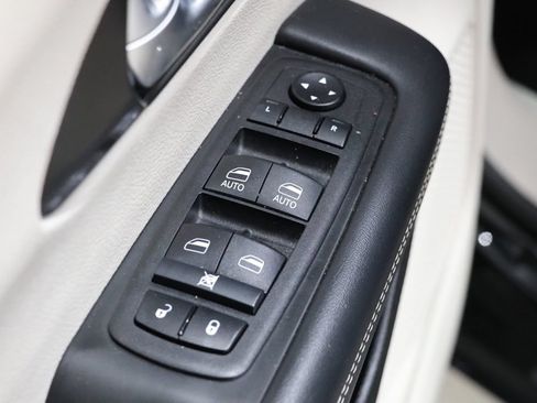 Used 2024 Chrysler Pacifica Touring-L FWD image 19