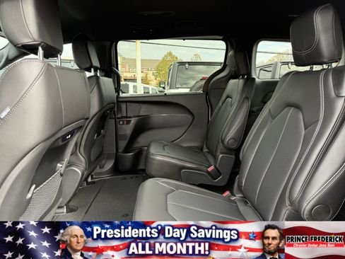 New 2026 Chrysler Pacifica Select image 12