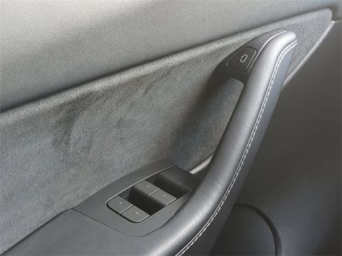 Used 2022 Tesla Model Y Long Range image 27