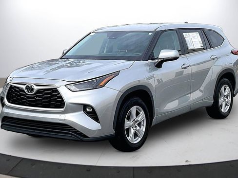 Used 2023 Toyota Highlander LE image 4