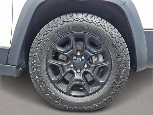 Used 2019 Jeep Cherokee Trailhawk AWD/4WD image 8