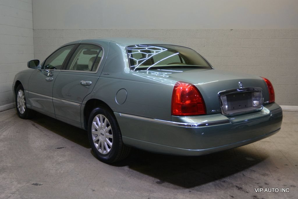 Used 2006 Lincoln Town Car Signature RWD image 3