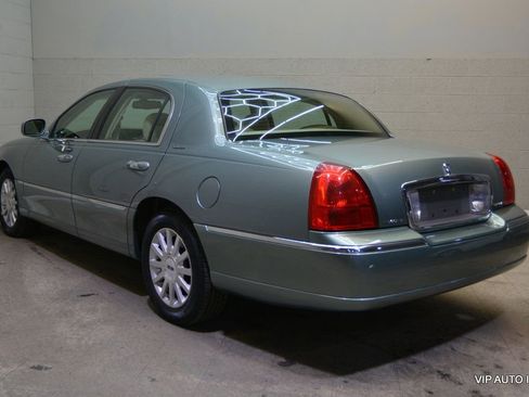 Used 2006 Lincoln Town Car Signature image 3
