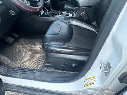 Used 2020 Jeep Cherokee Latitude Plus FWD image 30
