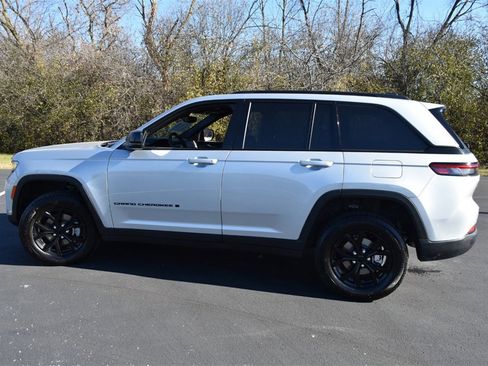Used 2024 Jeep Grand Cherokee Altitude image 8
