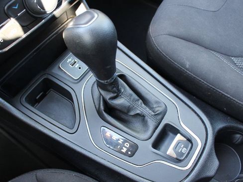 Used 2020 Jeep Cherokee Latitude FWD image 28