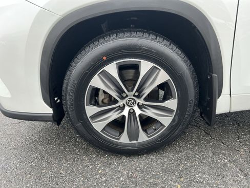 Used 2023 Toyota Highlander XLE image 12