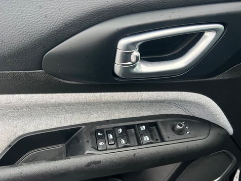 Used 2024 Jeep Compass Latitude image 12