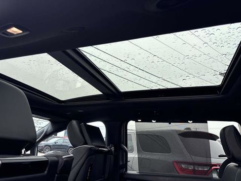 Used 2023 Chrysler Pacifica Limited w/ Uconnect Theater Family Group image 13