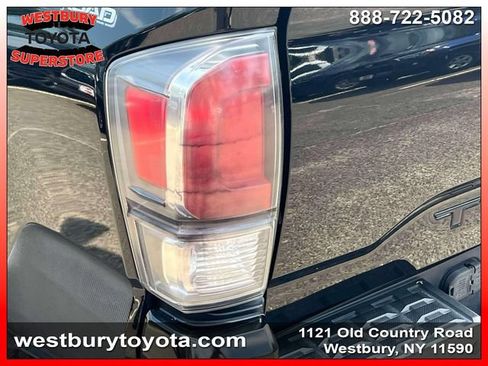 Used 2022 Toyota Tacoma TRD Off-Road w/ Technology Package AWD/4WD image 12