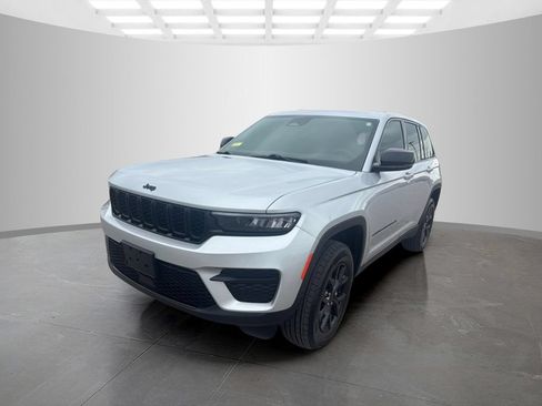 Used 2024 Jeep Grand Cherokee Altitude AWD/4WD image 2