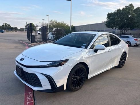 Used 2025 Toyota Camry SE w/ Convenience Package FWD image 1