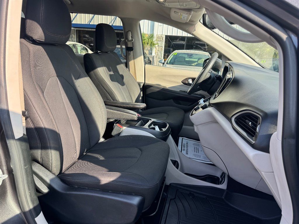 Used 2018 Chrysler Pacifica Touring Plus w/ Tire & Wheel Group FWD image 19