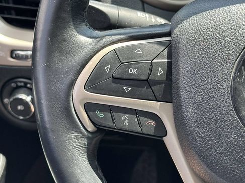 Used 2016 Jeep Cherokee Latitude FWD image 23
