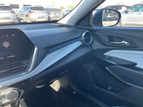 Used 2025 Chevrolet Trax LT image 35