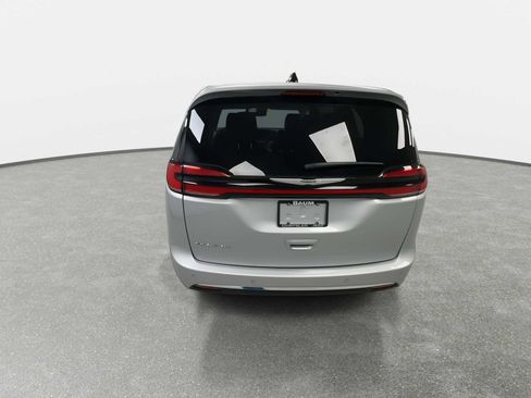 Used 2024 Chrysler Pacifica Touring-L image 7