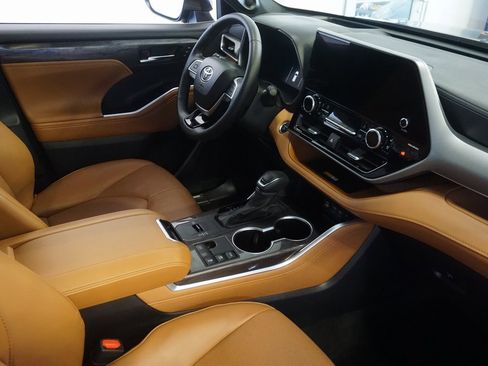 Used 2024 Toyota Highlander Platinum image 30