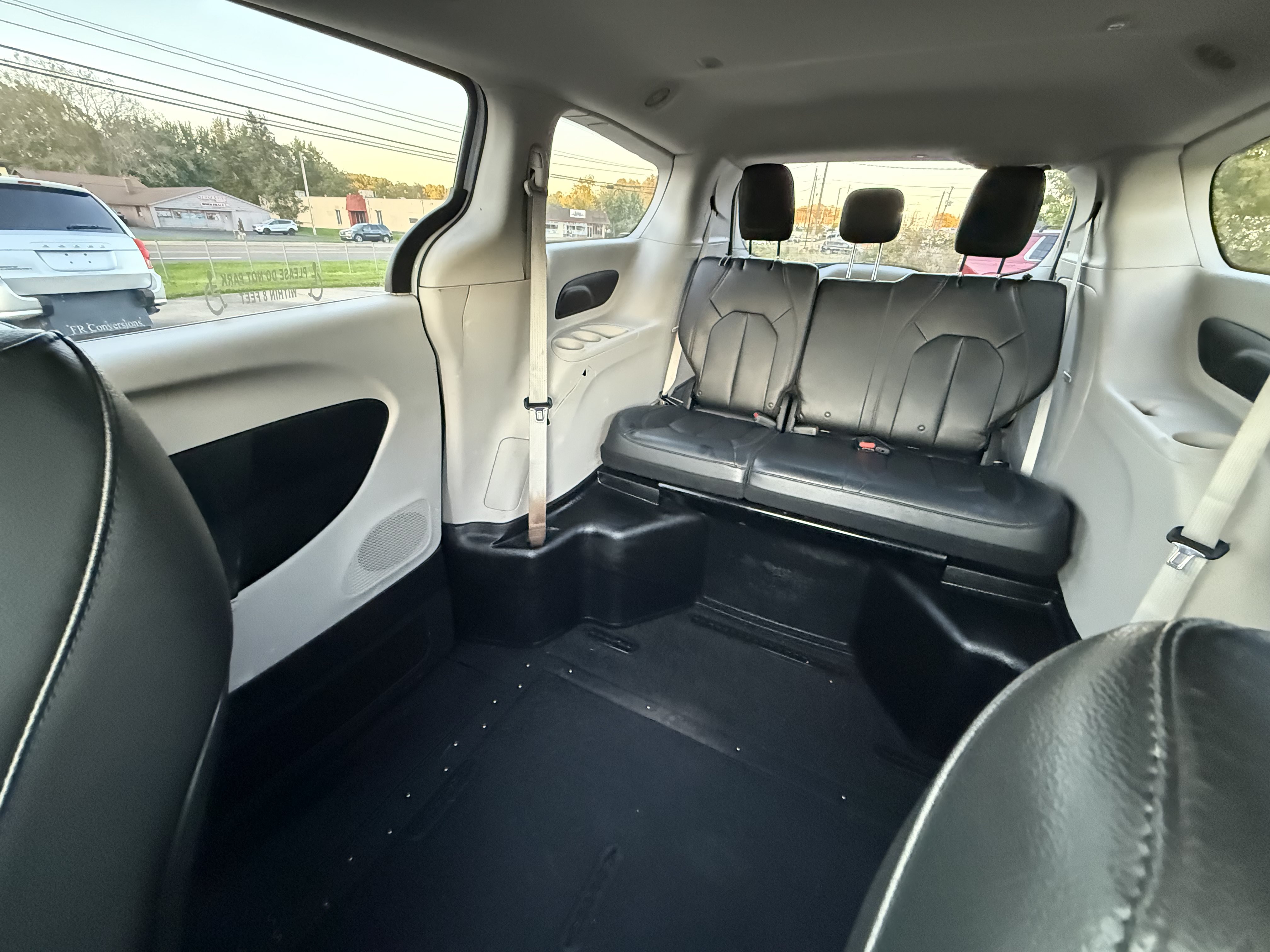Used 2017 Chrysler Pacifica Touring-L FWD image 25