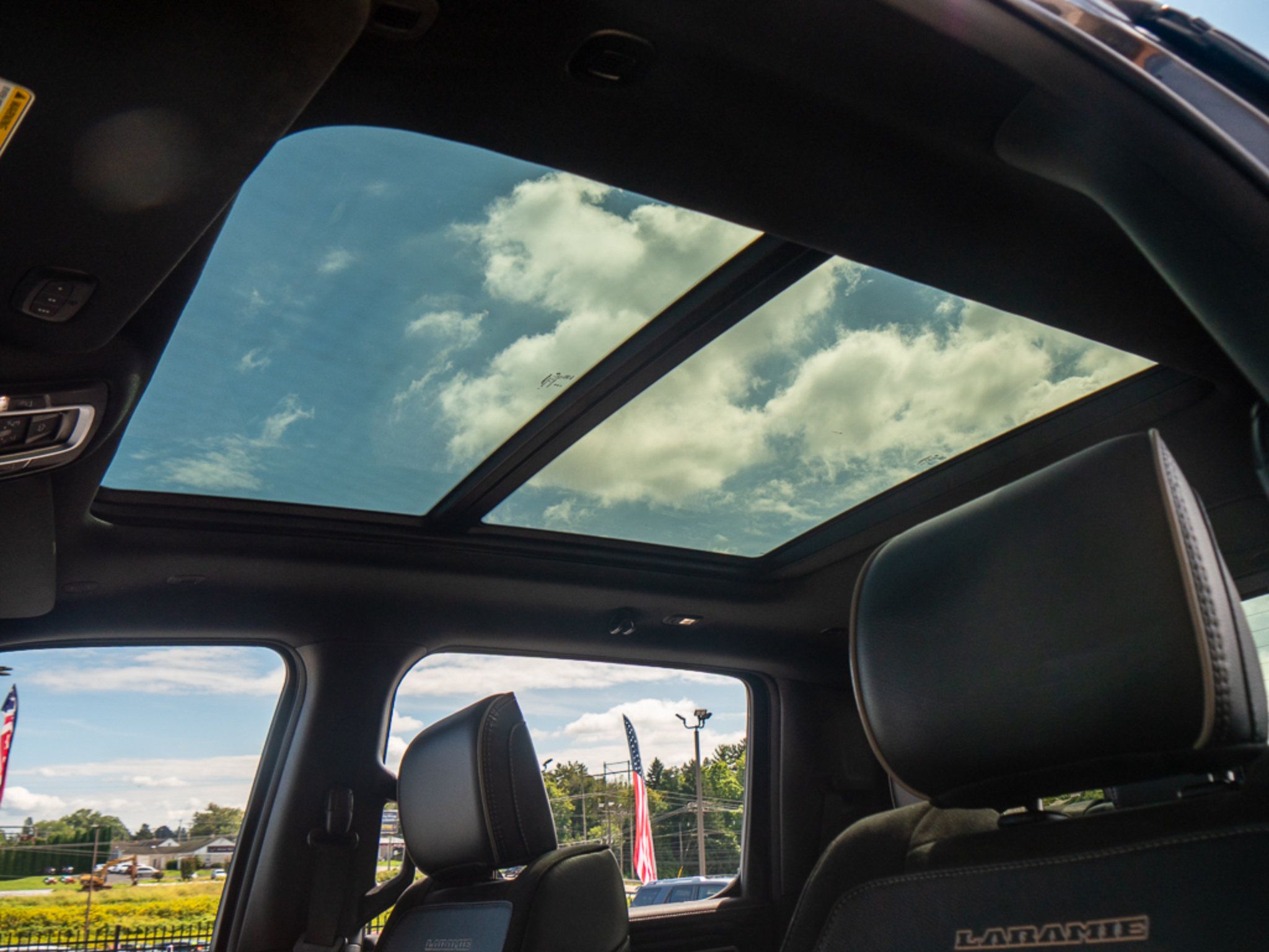 Used 2023 RAM 1500 Laramie AWD/4WD image 11
