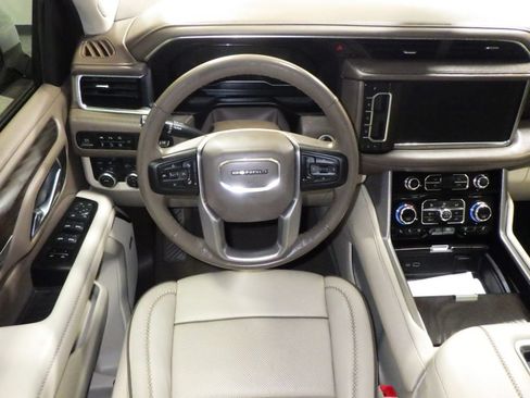 Used 2022 GMC Yukon XL Denali AWD/4WD image 9