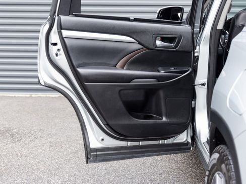 Used 2017 Toyota Highlander XLE image 24