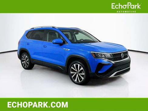Used 2023 Volkswagen Taos SE w/ Panoramic Sunroof Package FWD image 1
